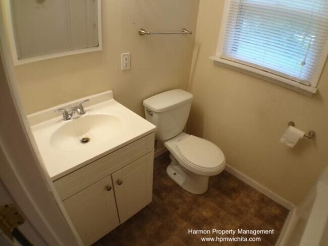 Building Photo - 2 Bed 1 Bath Home Near Harry & SW Boulevar...