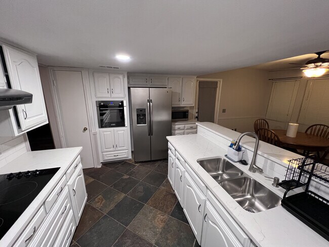 Building Photo - 2729 Lawndale Dr