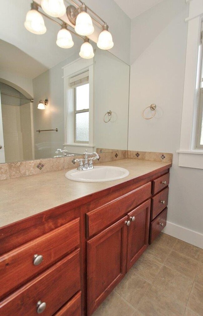 Foto del edificio - Adorable Craftsman Style Home