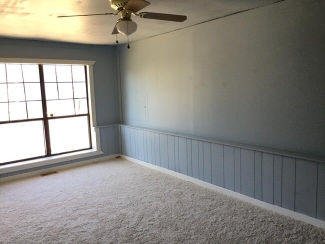 Building Photo - 908 Redstone Ln