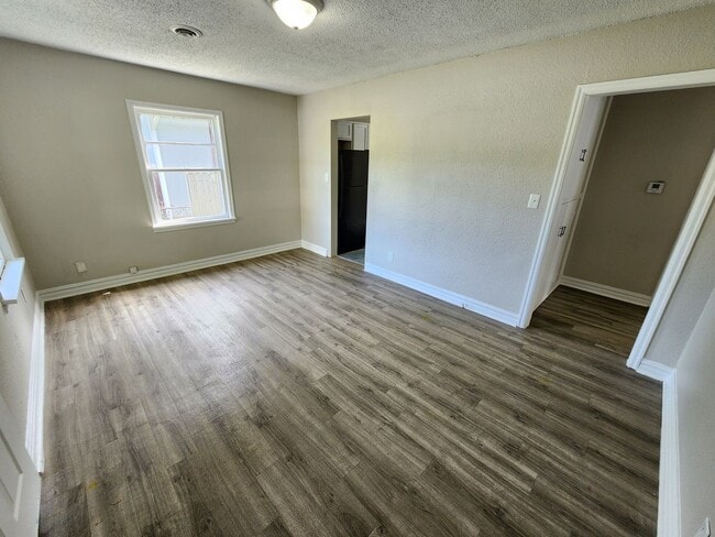 Building Photo - Spacious 2-Bedroom, 1-Bathroom Home AVAILABLE NOW!!