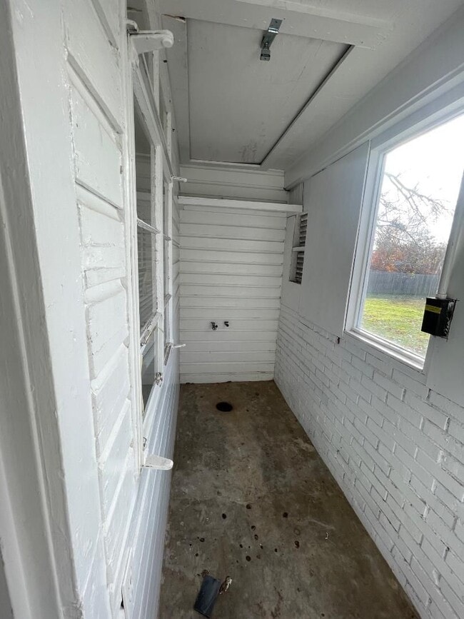 Building Photo - 1 Bed 1 Bath Duplex For Lease!