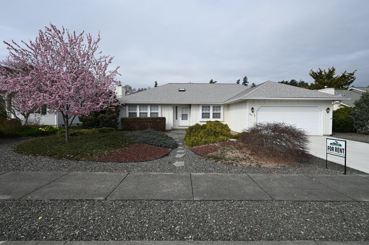 Primary Photo - 3 bed 2 bath, close to Carrie Blake Park a...