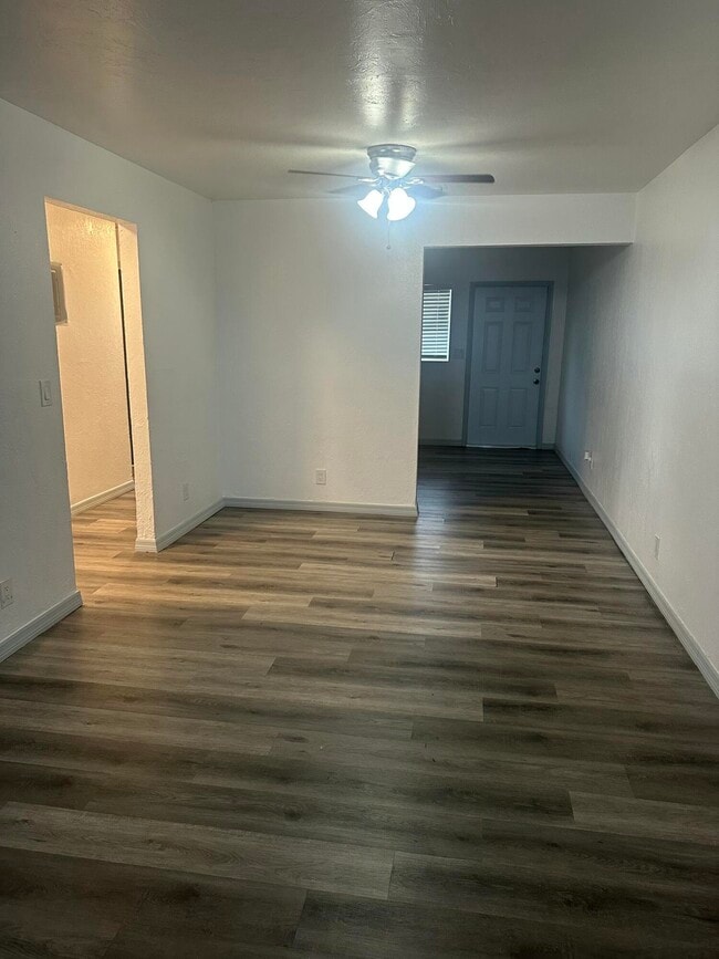 Building Photo - 555 W 6th St