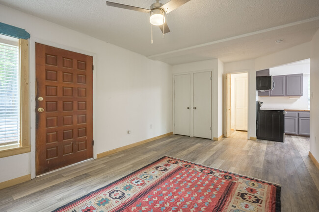 Foto del edificio - 304 Kit Carson Rd