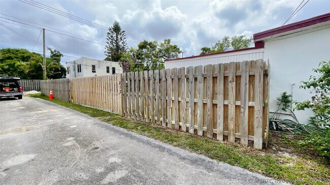 Building Photo - 213 SW 3rd Pl