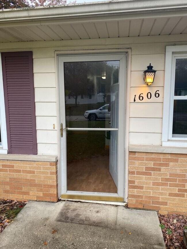 Building Photo - 1606 Melbourne Dr