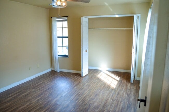 Building Photo - FIRST MONTH FREE! Rockwood Villas 3 bedroom 3 bath