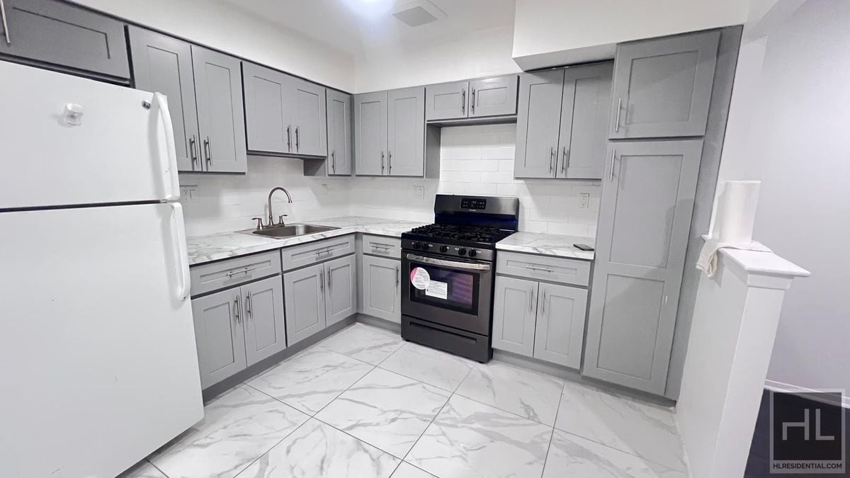 Primary Photo - GUT RENOVATED VERY LARGE 3 BEDEROOMS W/ PR...