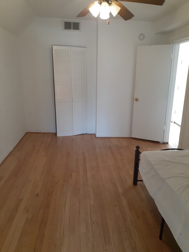 Bedroom - 4347 N Western Ave