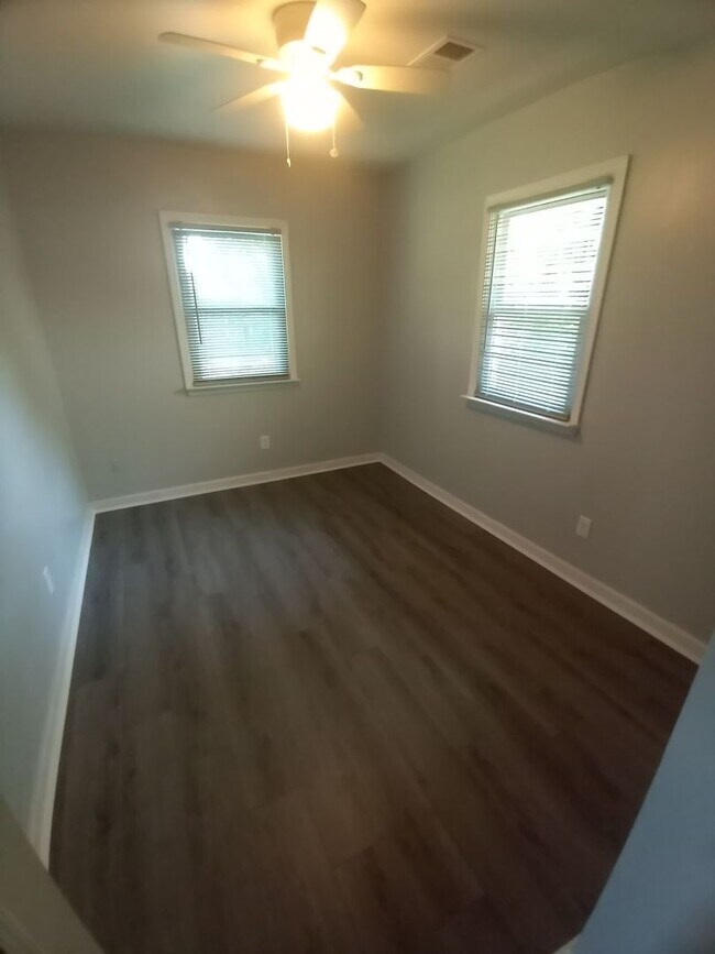 Building Photo - 223 Woodview Ave