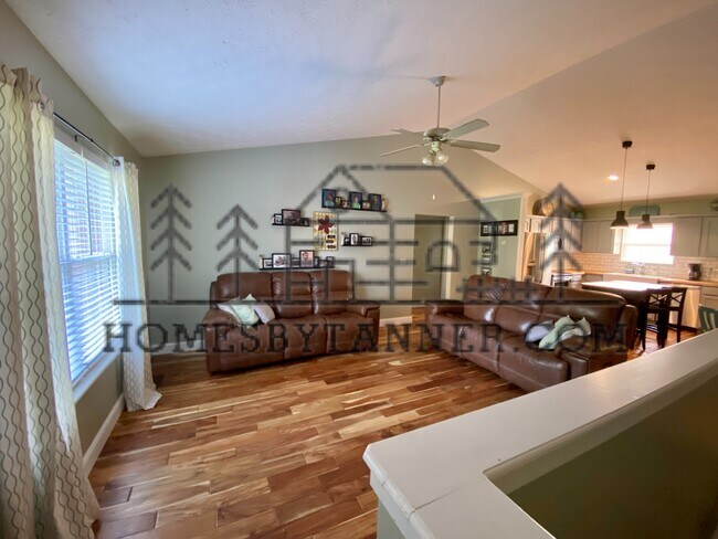 Sala de estar - 481 Yenowine Ln