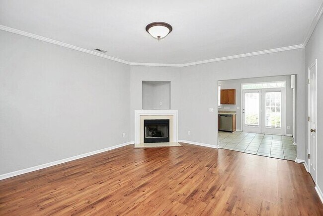 Building Photo - Lovely 3BD/2.5BA in Desirable Heritage Gre...
