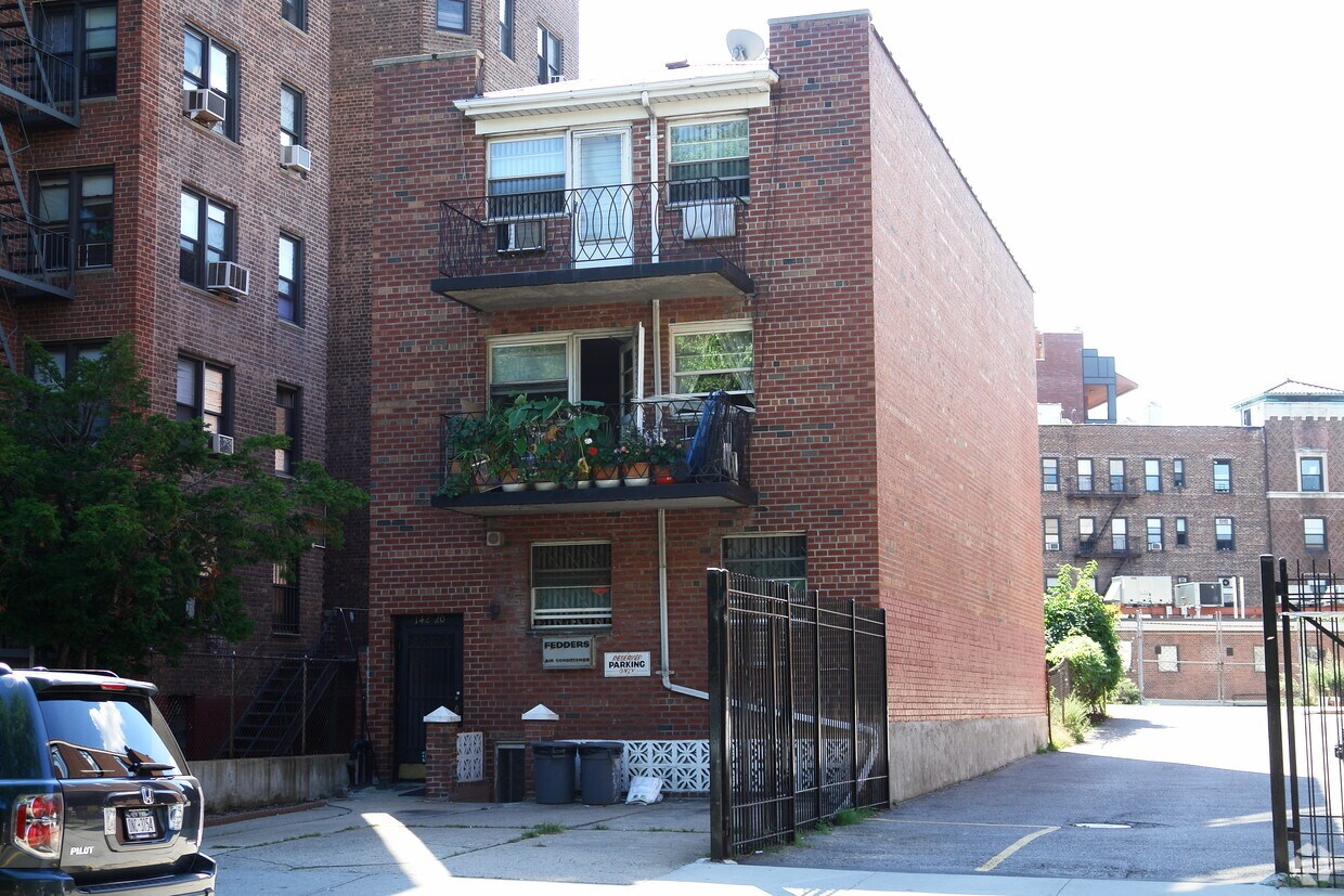 Building Photo - 14220 Sanford Ave