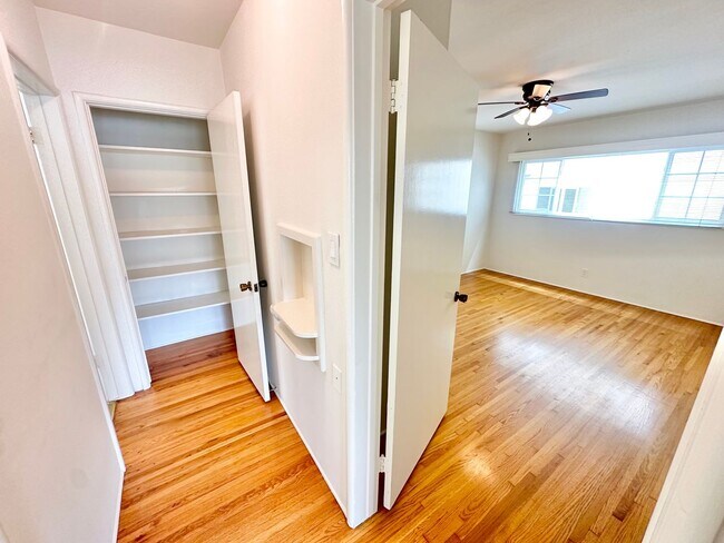 Foto del edificio - Sun-Filled Belmont Shore Apartment