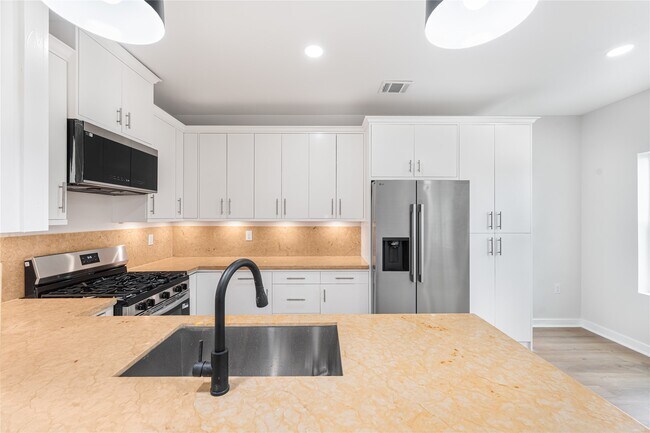 Foto del edificio - 6809 Fairway Dr