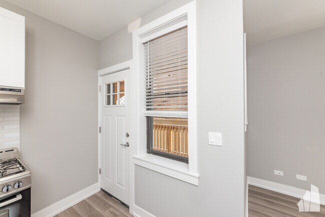 Building Photo - 3941 N Janssen Ave