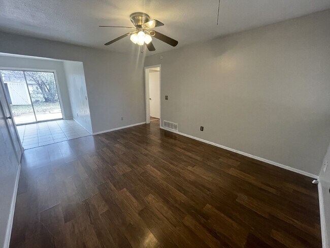 Building Photo - Charming 3-Bed, 1.5-Bath Home in Del City – Spacious Backyard & Garage!