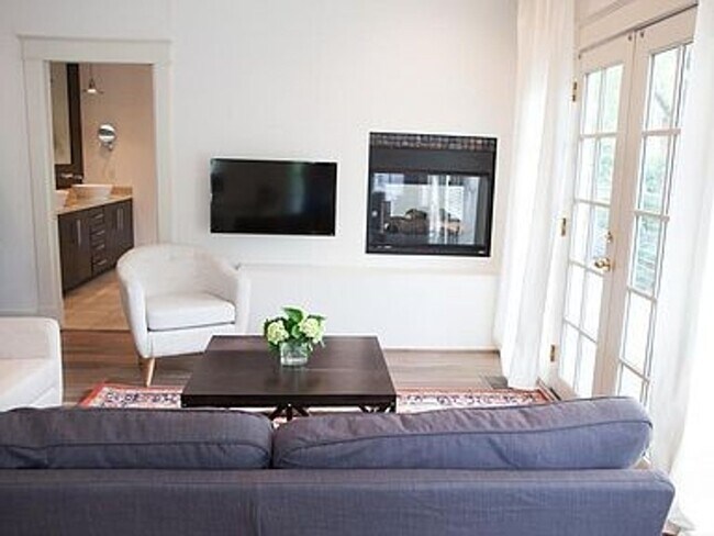 Foto del edificio - Upstairs Unit Only. Fabulous fully furnished 1BR/1BA Hillsboro cottage