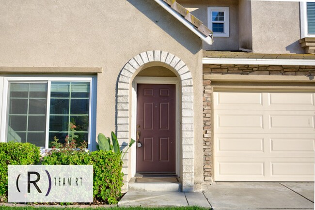 Foto del edificio - A Captivating and Charming 2 Story Home Ne...