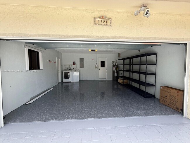 Foto del edificio - 1721 NE 48th Ct