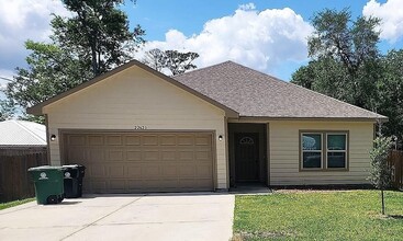 Building Photo - 22423 Woodlake Rd