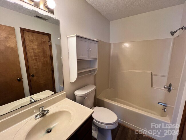 Foto del edificio - 129 Pine Meadow Ln