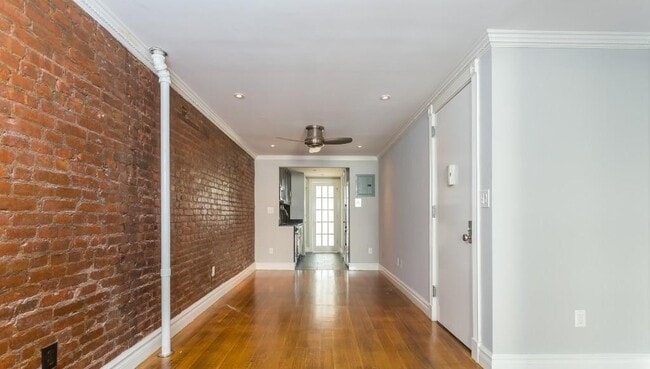 Building Photo - 118 E 7th St