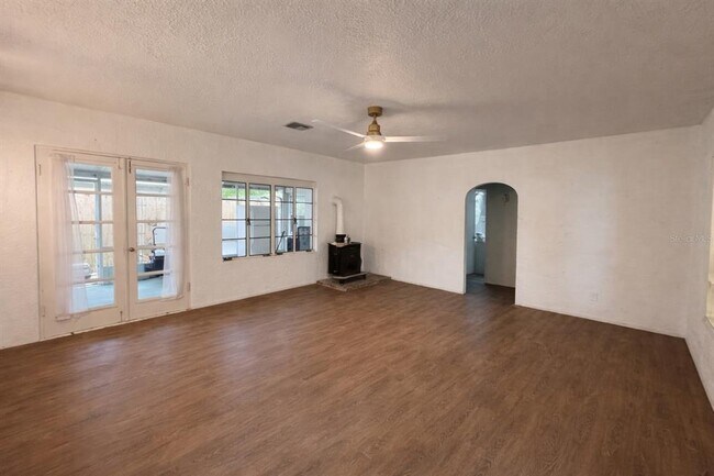 Foto del edificio - 403 E Johnson Ave