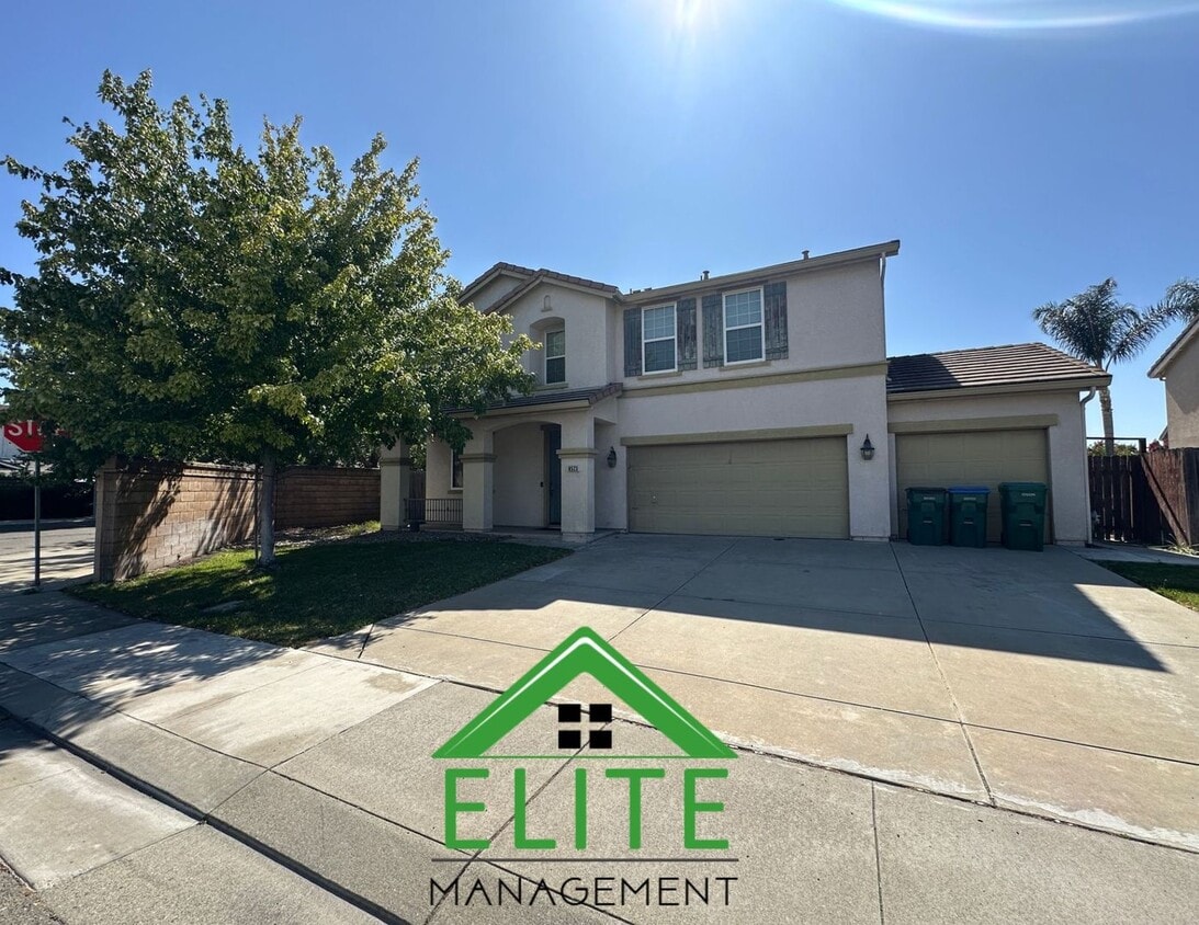 Primary Photo - Spacious 6-Bedroom Home with Two Master Su...