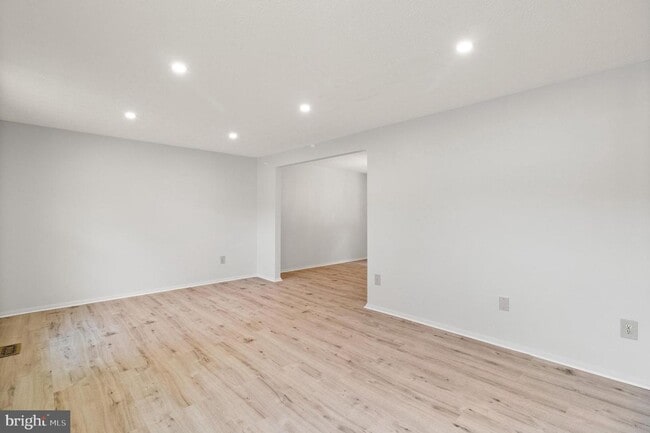 Building Photo - Gorgeous 4-Bedroom Colonial in Sought-Afte...