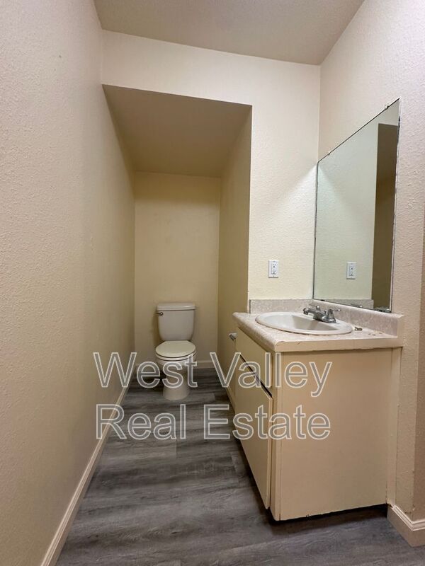 Building Photo - 205 W Ash St