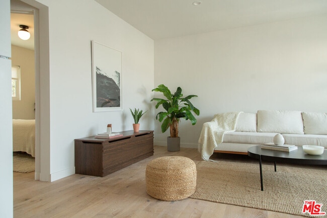Foto del edificio - 3363 Andrita St