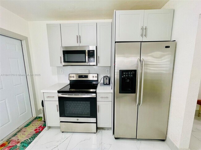 Foto del edificio - 737 NW 41st St