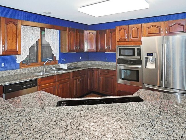 Building Photo - Pet Friendly Water Front Two Story