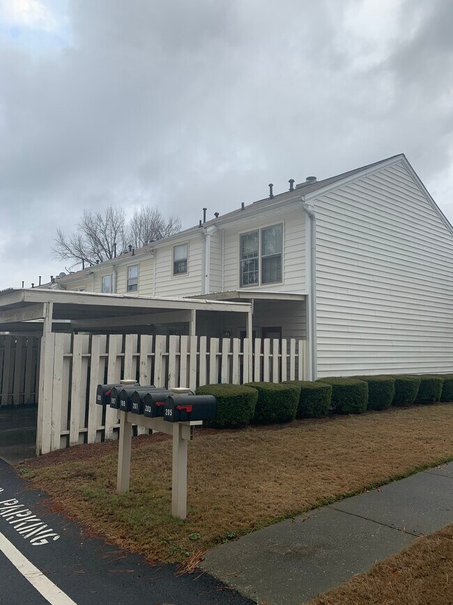 Building Photo - 205 High Creek Dr