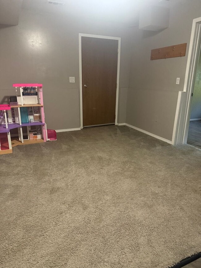 Building Photo - 3473 Rosehip Dr