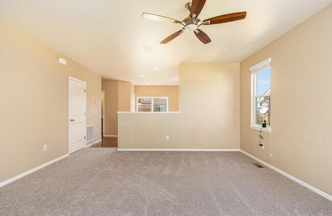 Foto del edificio - Beautiful 4 Bed 2.5 Bath with 2 Car Garage Home with Fenced Backyard in High Point at DIA!