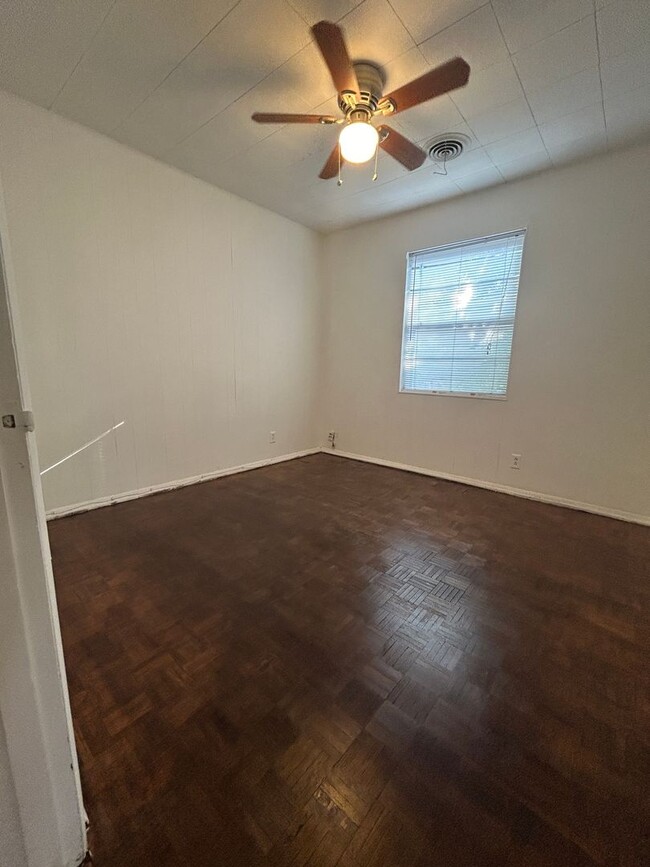 Building Photo - 409 E Lilly Ln