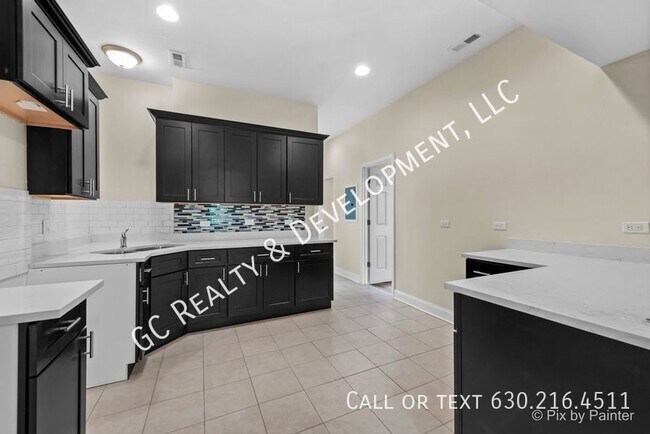 Building Photo - ***LAUNDRY HOOKUPS IN UNIT / 3 BDRM - 2 BT...