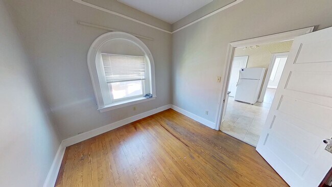 Building Photo - 2nd floor Apartment