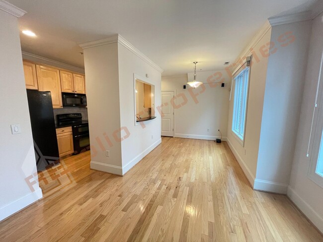 Building Photo - Bright and Airy! 3rd Floor 1 Bedroom 1 Bat...