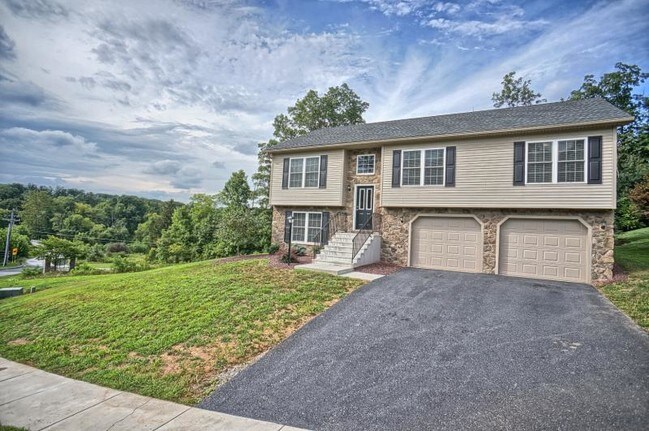 Building Photo - 15 Scarlet Oak