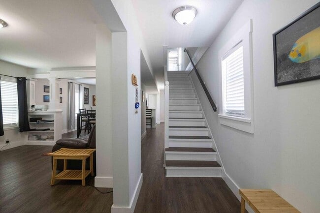 Building Photo - 915 3rd St