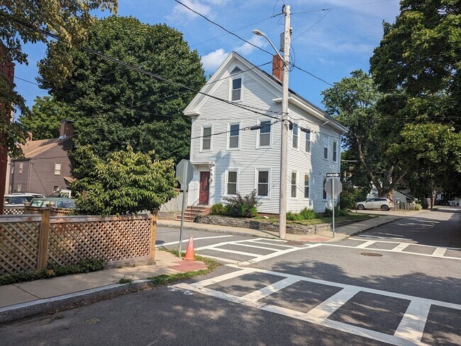 Building Photo - 33 Merrill St