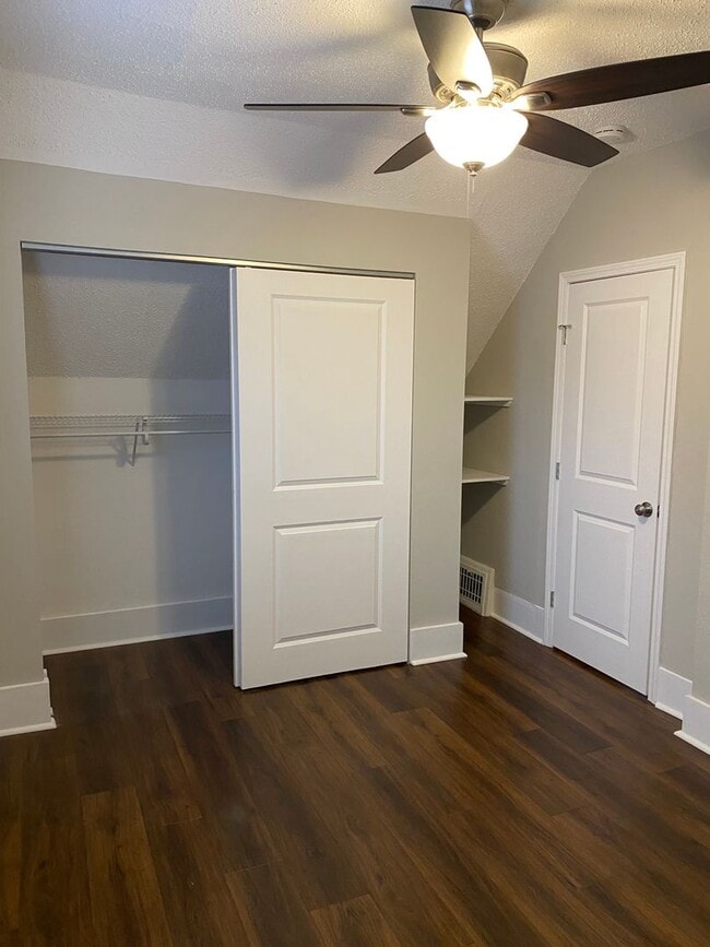 Building Photo - Large Home in Lindenwood Park
