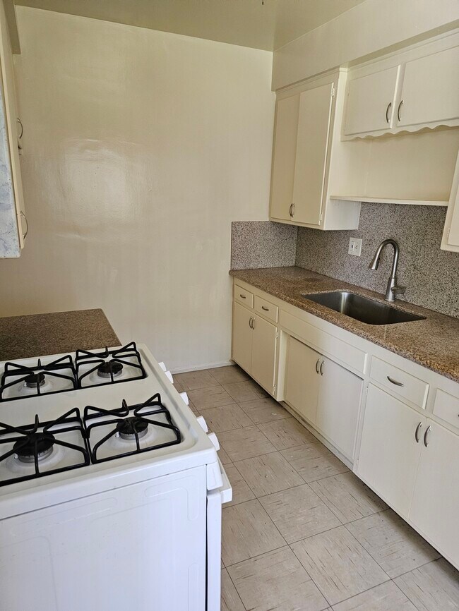 Foto del edificio - 1330 W Valencia Dr