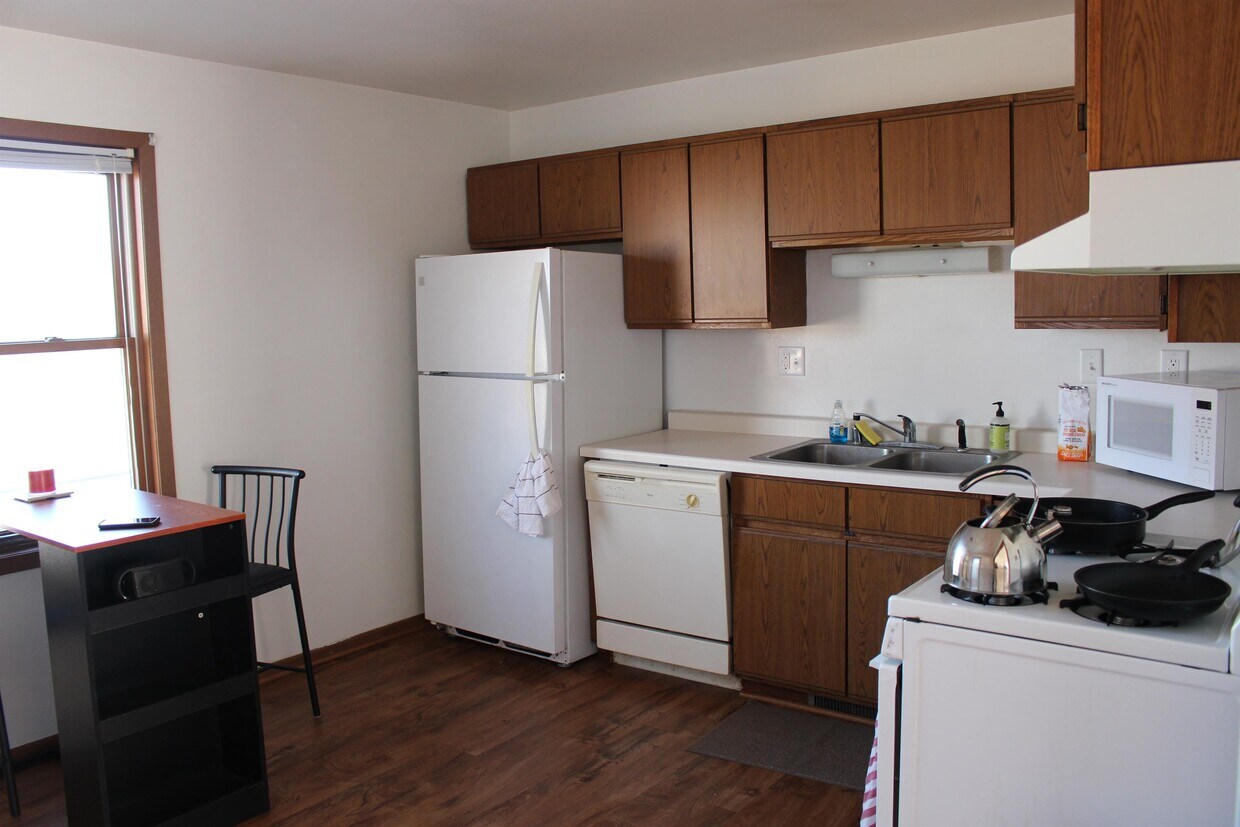 2911 E Vogel Ave, Cudahy, WI 53110 Townhome Rentals in Cudahy WI