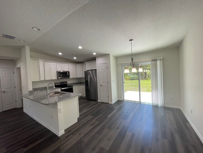 Foto del edificio - Stunning BRAND NEW 3 Bedroom / 2 Bath Home...