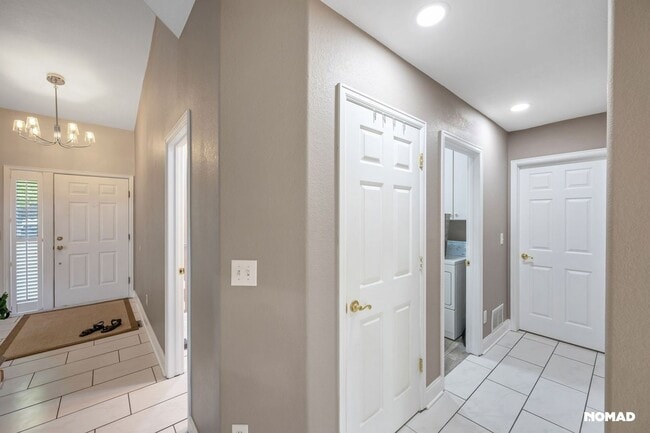 Foto del edificio - 1321 S Lansing Ct